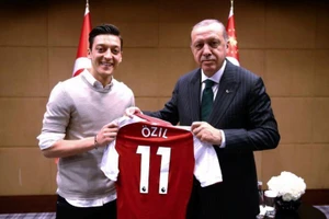 Ozil lại ‘chọc giận’ thủ tướng Angela Merkel