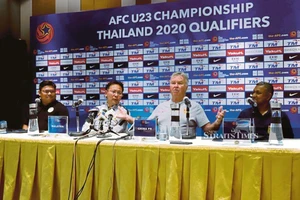 HLV Park Hang-seo và Guus Hiddink tập trung cao độ cho U-23