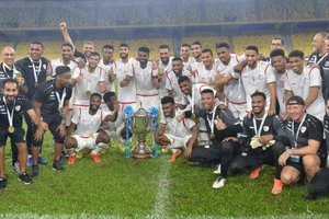 Tuyển Malaysia, “vàng ta đem đãi tây”