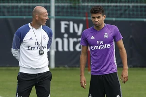 Vừa trở lại Real, Zidane đã dùng ‘ô dù’ che con trai