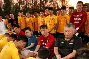 Văn Lâm đón tết Songkran cùng Muangthong