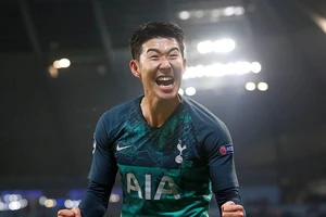 Son Heung-min rực sáng, được ví như vầng thái dương