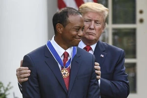 Iker Casillas rời bệnh viện, Tiger Wood nhận huy chương tự do