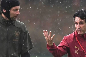 Emery dọa “tống cổ” Cech khỏi trận chung kết Europa League