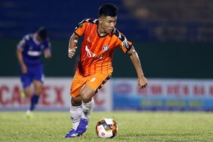 Đức Chinh ghi bàn vào lưới đội đầu bảng V-League rồi lên tuyển