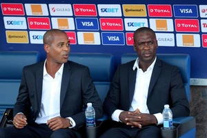 Bộ đôi ‘Hà Lan bay’ bị sa thải tại châu Phi