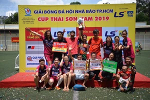 Đội nam và nữ Pháp Luật TP.HCM đạt 2 giải Fair Play