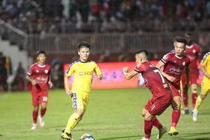 'Bắn' vào chân mình nhưng vận may vẫn mỉm cười với TP.HCM