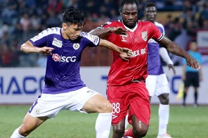 B. Bình Dương thua sân nhà ở chung kết ASEAN trước Hà Nội FC