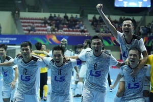 Thái Sơn Nam gặp ‘tuyển Uzbekistan’