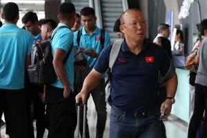 Tuyển Việt Nam đến Thái Lan trong sự quan tâm của báo chí