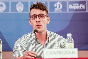 Bỗng dưng bộ đôi HLV Honda - Dalmas bị fan Campuchia chỉ trích