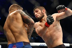'Viên kim cương' Poirier vỡ nát trước móng vuốt 'Ó Trung Á'