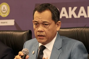 Chủ tịch LĐBĐ Malaysia 'một đầu đội hai nón'