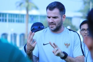 Sau lưng HLV McMenemy là vực thẳm