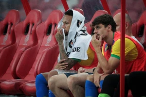 Sợ giống Ronaldo, Neymar ra sân 11 phút rồi… nghỉ