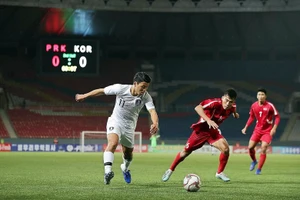 Đằng sau trận không trực tiếp, không khán giả, không bàn thắng