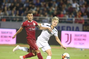 HA Gia Lai mở champagne mừng trụ hạng bằng chiến thắng