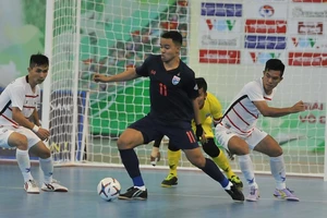 Trong nhà thi đấu Phú Thọ vẫn có 'mưa'