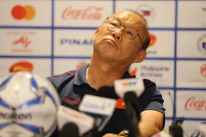 1 người Hàn, 1 người Nhật và 2 người Singapore ở bảng B