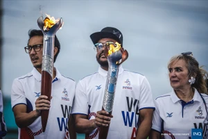 Chùm ảnh ngọn đuốc SEA Games về đến Manila chờ ngày bùng cháy