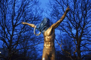 Huyền thoại sống Ibrahimovic tiếp tục mệt mỏi vì bị fan phá