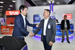 Về Thái Lan, ông Somyot ra sân bay trấn an HLV Nishino