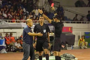 Thái Lan ‘soi’ chiếc thẻ đỏ của HLV Park Hang-seo