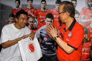 'Messi Thái' về nhà nghỉ, 'ghen tị' với Theerathon