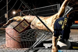 Sốc: Ibrahimovic ‘tan nát’ tại Malmo