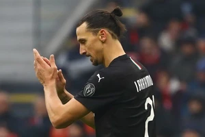 Ronaldo có hat-trick đầu tiên, Ibra bị đập tượng vẫn ngó lơ