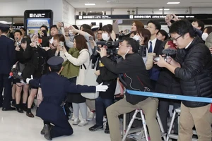 Thoát chết về Nhật, Momota bịt kín mặt không trả lời báo chí