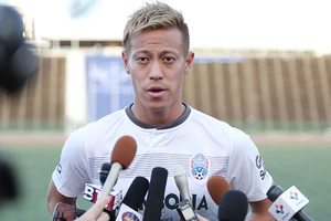 Keisuke Honda thân này ví xẻ làm ba