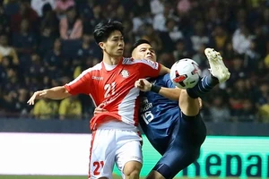 Không cho khán giả vào sân bóng vì sợ virus corona