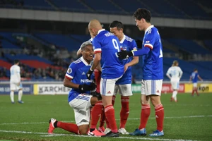 Đội trưởng tuyển Thái Lan tiếp tục… ‘lên hương’