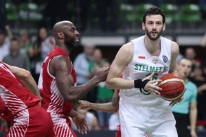 Quá sợ hãi COVID-19 ở Hàn Quốc, một ngoại binh bỏ về nước