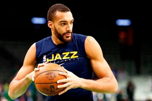 Ngôi sao NBA nhiễm COVID-19 tặng tiền làm từ thiện