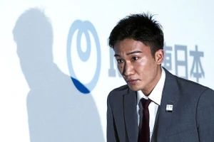 Tay vợt số 1 thế giới… tung lời ong bướm kén vợ