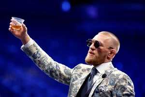 Đến lượt ngôi sao UFC tặng tiền như Messi, Pep