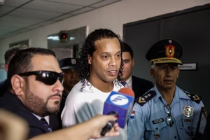 Vì sao Ronaldinho đóng tiền khủng vẫn không được 'tại ngoại'?