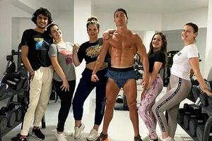 Ronaldo làm gì trong biệt phủ mùa dịch COVID-19?