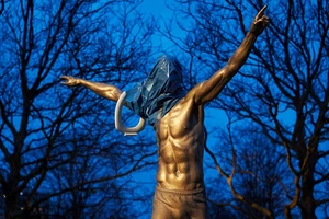 Tượng đài bị đập, Ibrahimovic có dám về nhà xem?