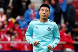 Tuyển thủ TQ Wu Lei bày cách nhanh bớt bệnh COVID-19