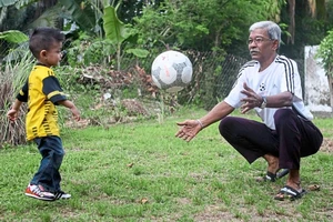 Huyền thoại hết bệnh COVID-19 trở về dạy cháu đá bóng