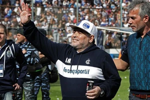 Maradona lại được ‘bàn tay của chúa’ giải cứu