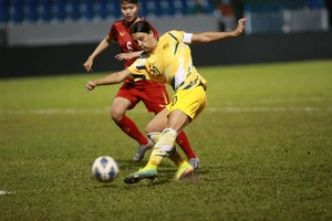 'Đá kiểu này làm sao cầu thủ có thể mang thai, sinh con'