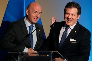 Sếp CONMEBOL 'bật lại' việc FIFA cho thay 5 cầu thủ/trận