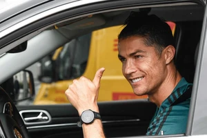 Hết cách ly, Ronaldo lái xe đến sân tập