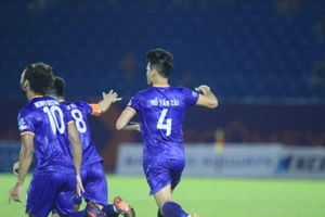 Cú xoay người ra chân của Tấn Tài đưa B. Bình Dương vào tứ kết