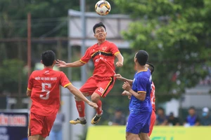 Đội của những cựu danh thủ “out” trước bán kết